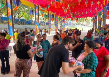 Trabalhadores da limpeza recebem cestas básicas em ação de agradecimento após O Maior São João do Mundo