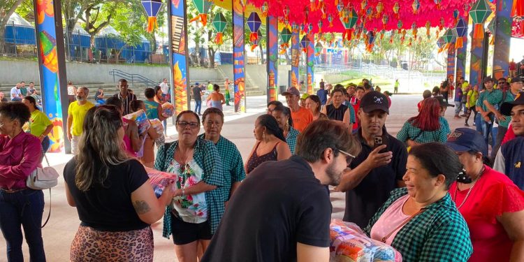 Trabalhadores da limpeza recebem cestas básicas em ação de agradecimento após O Maior São João do Mundo