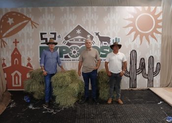 Vice-prefeito Cajó e equipe da Secretaria de Agricultura participam da 52ª EXPOCOSE em Sertânia-PE