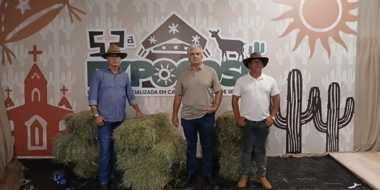 Vice-prefeito Cajó e equipe da Secretaria de Agricultura participam da 52ª EXPOCOSE em Sertânia-PE