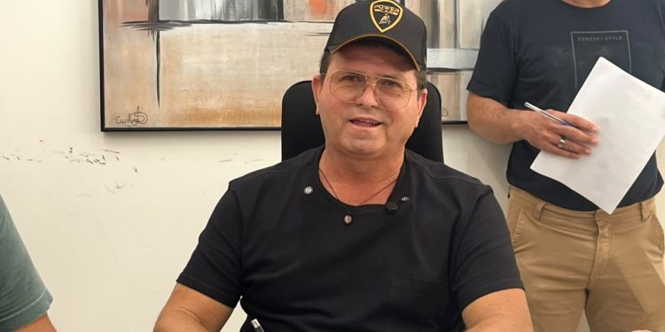 Prefeito de Sumé assina convênio para construção do Matadouro Público Prefeito de Sumé assina convênio para construção do Matadouro Público