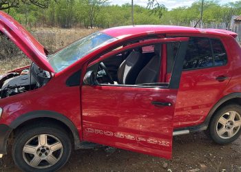 POLÍCIA MILITAR RECUPERA VEÍCULO ROUBADO, PRENDE SUSPEITOS E APREENDE ARMA DE FOGO NO CARIRI