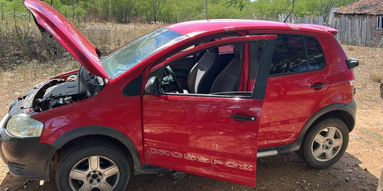 POLÍCIA MILITAR RECUPERA VEÍCULO ROUBADO, PRENDE SUSPEITOS E APREENDE ARMA DE FOGO NO CARIRI