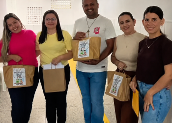 Secretaria de Educação visita escolas e homenageia coordenadores da rede