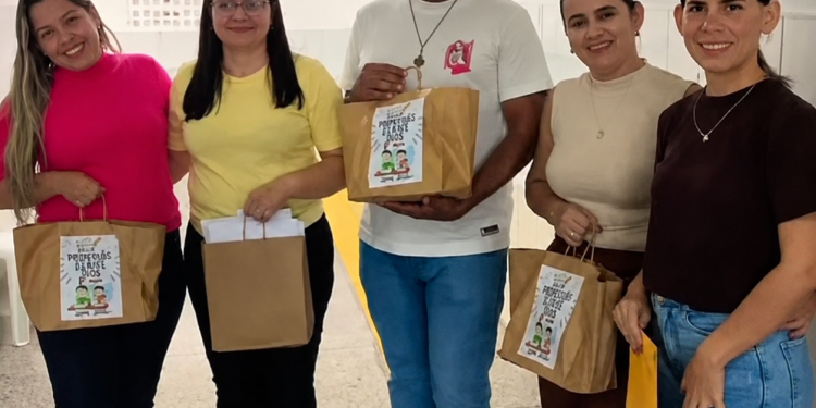 Secretaria de Educação visita escolas e homenageia coordenadores da rede