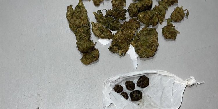 POLÍCIA MILITAR PRENDE HOMEM COM DROGAS EM MONTEIRO