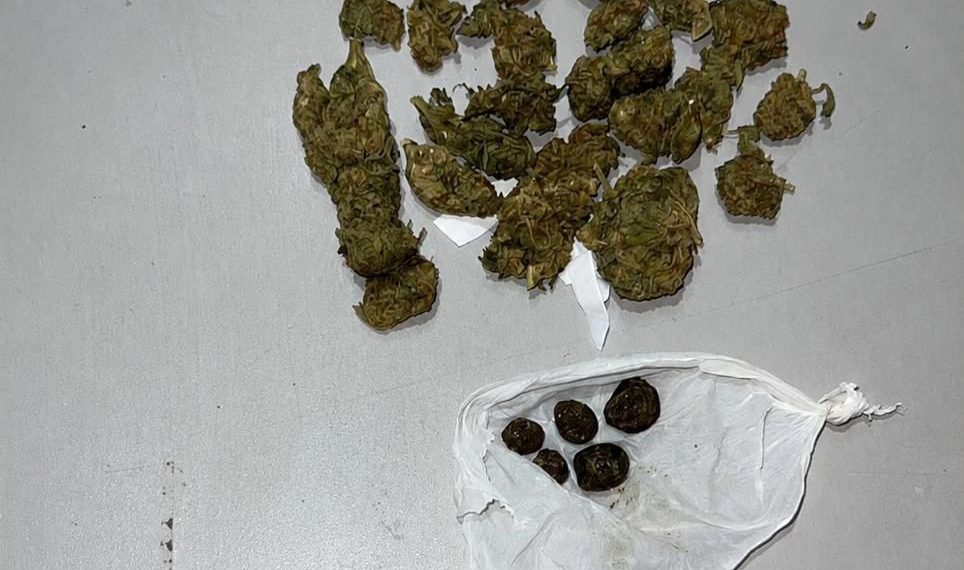 POLÍCIA MILITAR PRENDE HOMEM COM DROGAS EM MONTEIRO POLÍCIA MILITAR PRENDE HOMEM COM DROGAS EM MONTEIRO
