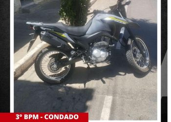 POLÍCIA MILITAR LOCALIZA MOTOCICLETA SUSPEITA DE TER SIDO UTILIZADA EM ROUBO E CONDUZ ENVOLVIDO À DELEGACIA