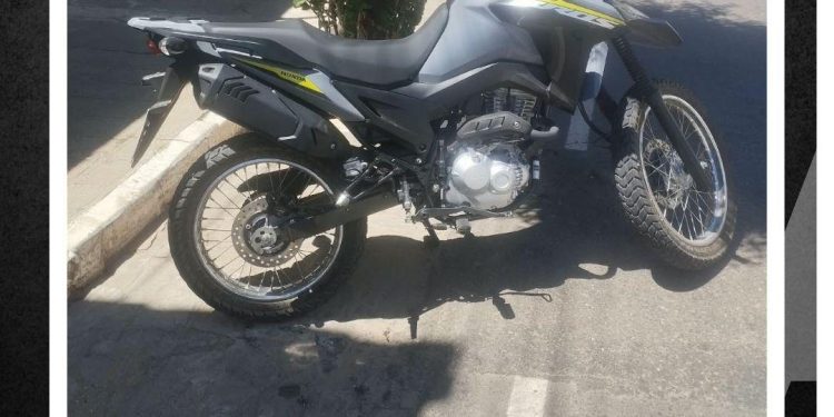 POLÍCIA MILITAR LOCALIZA MOTOCICLETA SUSPEITA DE TER SIDO UTILIZADA EM ROUBO E CONDUZ ENVOLVIDO À DELEGACIA