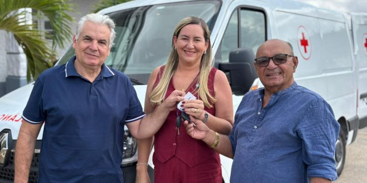 Município de Monteiro recebe nova ambulância para reforçar atendimento e transporte de pacientes
