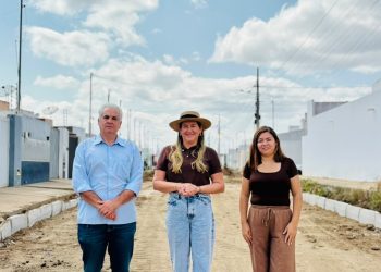 Prefeita Ana Paula assina ordem de serviço para calçamento da Rua Antônio Saturno, na Bela Vista