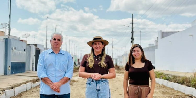 Prefeita Ana Paula assina ordem de serviço para calçamento da Rua Antônio Saturno, na Bela Vista