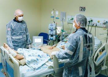Após 140 dias de luta pela vida, paciente deixa Hospital Metropolitano sob aplausos e volta para casa com assistência domiciliar pelo SUS