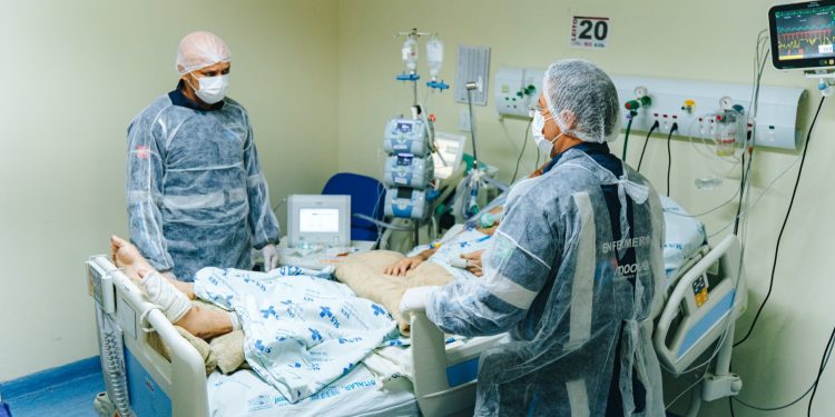 Após 140 dias de luta pela vida, paciente deixa Hospital Metropolitano sob aplausos e volta para casa com assistência domiciliar pelo SUS