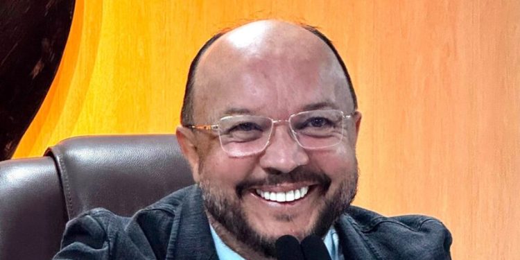 Presidente da Câmara, Saulo Germano, parabeniza profissionais da educação pelos resultados do IDEB  em Campina Grande