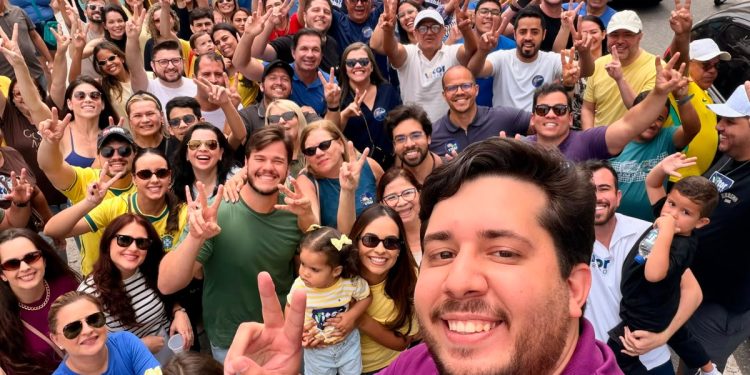 Com calor dos apoiadores e Bruno Cunha Lima ao seu lado, Vitor Ribeiro dá largada à campanha em busca de uma vaga na Assembleia Legislativa