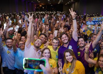 Vitor reúne multidão e palanque de peso em grande encontro que consolida candidatura