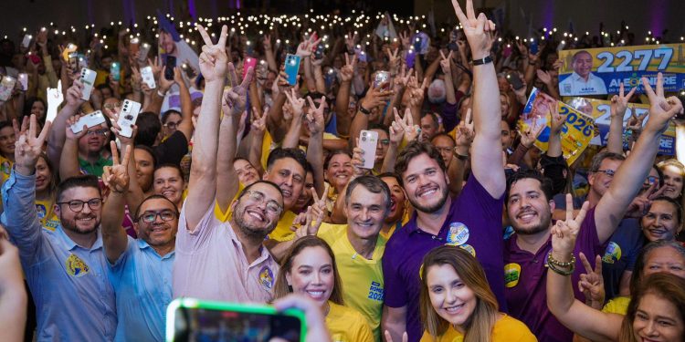 Vitor reúne multidão e palanque de peso em grande encontro que consolida candidatura