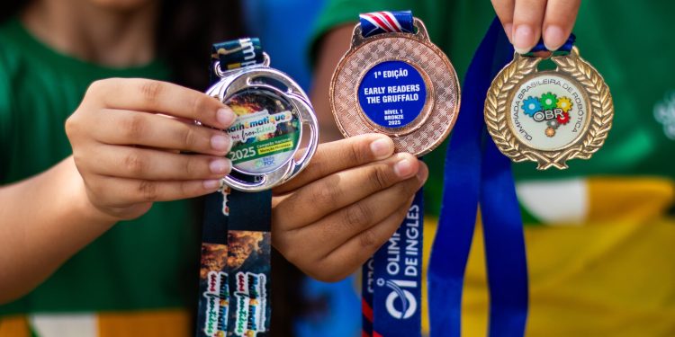 Educação Municipal de Campina Grande celebra conquistas de cerca de 150 medalhas em olimpíadas de conhecimento em 2026 e segue participando de mais competições