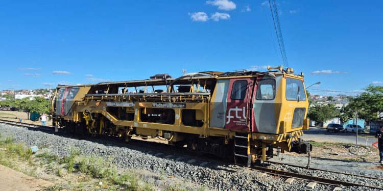 Obras do VLT avançam com chegada de máquina especializada para nivelamento e alinhamento da via permanente