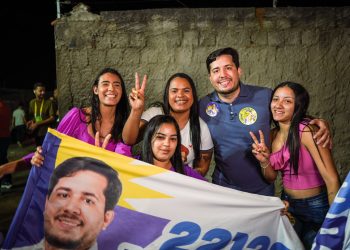 Vitor recebe apoio dos moradores do Ronaldo Cunha Lima eTrês Irmãs durante caminhada em CG