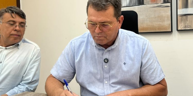 Prefeito Manezinho dá ordem de serviço para construção de Escola no valor de R$ 10 milhões