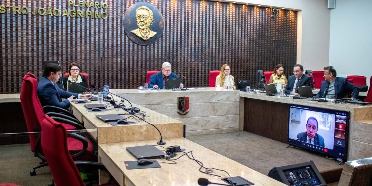 Remuneração excessiva acarreta reprovação de contas das Câmaras de Amparo e Serra Redonda
