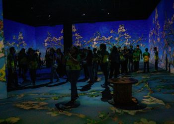 Mais de mil estudantes da Rede Municipal participam de exposição imersiva sobre Van Gogh