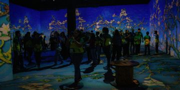 Mais de mil estudantes da Rede Municipal participam de exposição imersiva sobre Van Gogh