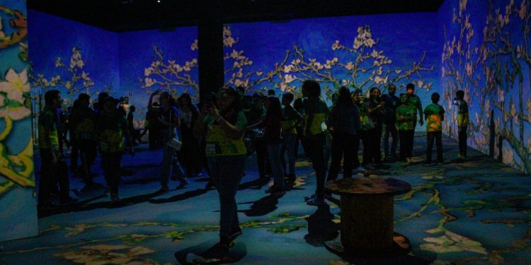 Mais de mil estudantes da Rede Municipal participam de exposição imersiva sobre Van Gogh