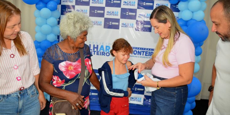 Projeto Olhar Monteiro realiza entrega de mais de 300 óculos a alunos da rede municipal
