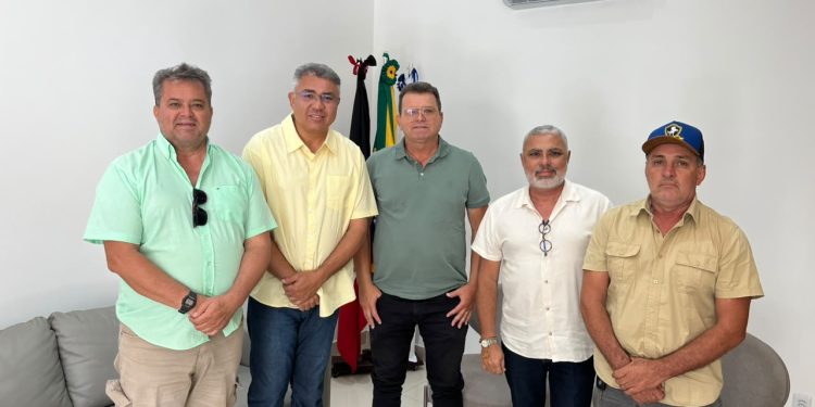 Prefeito Manezinho Lourenço se reúne com secretário da Sedap-PB para discutir distribuição de silagem, soja e alevinos em Sumé Prefeito Manezinho Lourenço se reúne com secretário da Sedap-PB para discutir distribuição de silagem, soja e alevinos em Sumé